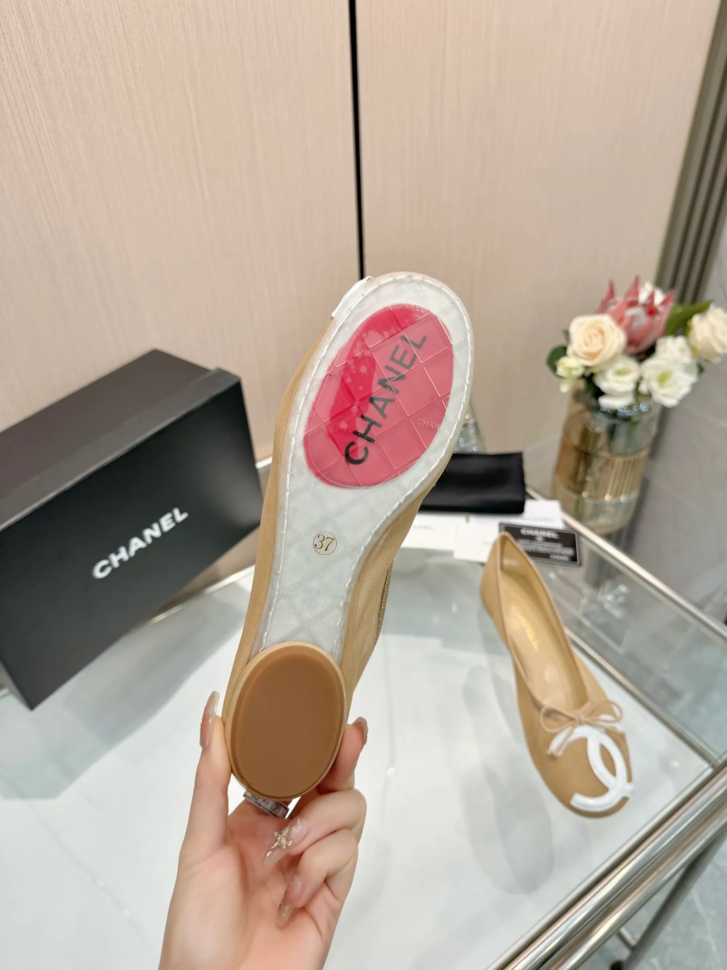 👟👟Ex-factory price 480👟👟 | ²⁰²5 𝐬𝐬 🤍🤎𝐂𝐇𝐀𝐍𝐄𝐋 Chanel 26A catwalk style handmade Mary Jane women's shoes. Ballet shoes are so amazing, the bow pattern is so cute! Even if I don’t wear flat shoes, I can’t resist the temptation! The second recommended pair of Chanel logo women's shoes has great texture and is versatile. It is made of lambskin and has an original two-color outsole. Size: 35-40 (41 can be customized and cannot be returned or exchanged)